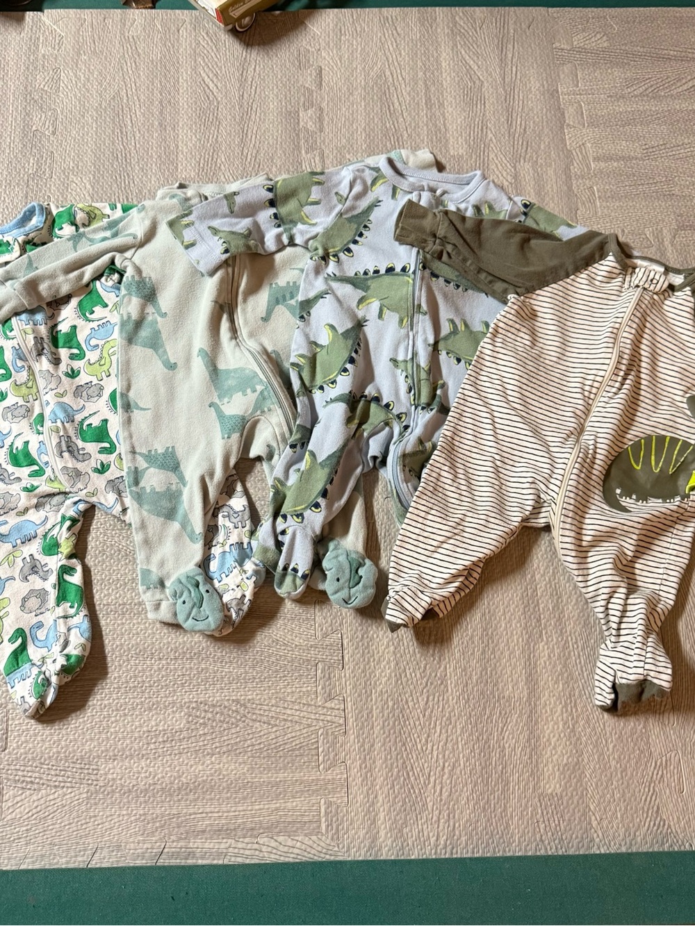 Set of 4 footed single zipper outfits